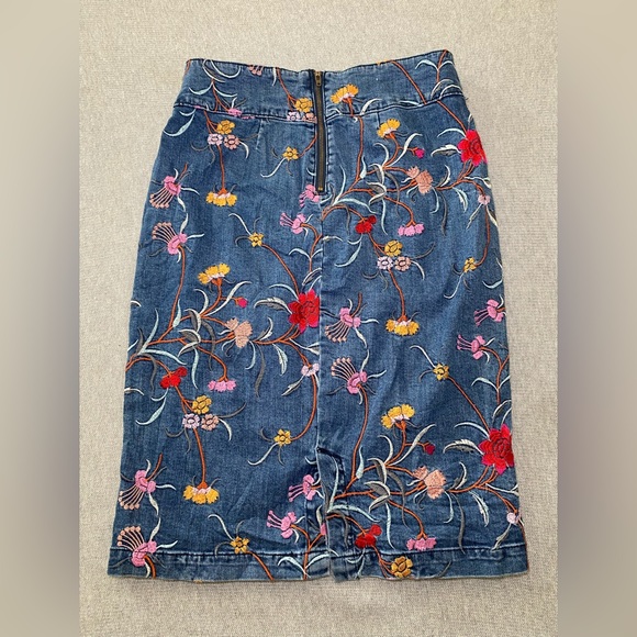 Anthropologie Maeve Size 4 Floral Embroidered Denim Pencil Skirt Boho - Picture 3 of 10